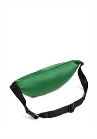 Borsa in tessuto verde perforato a vita con una forma ovale slim e una cintura nera regolabile con fibbia in plastica.