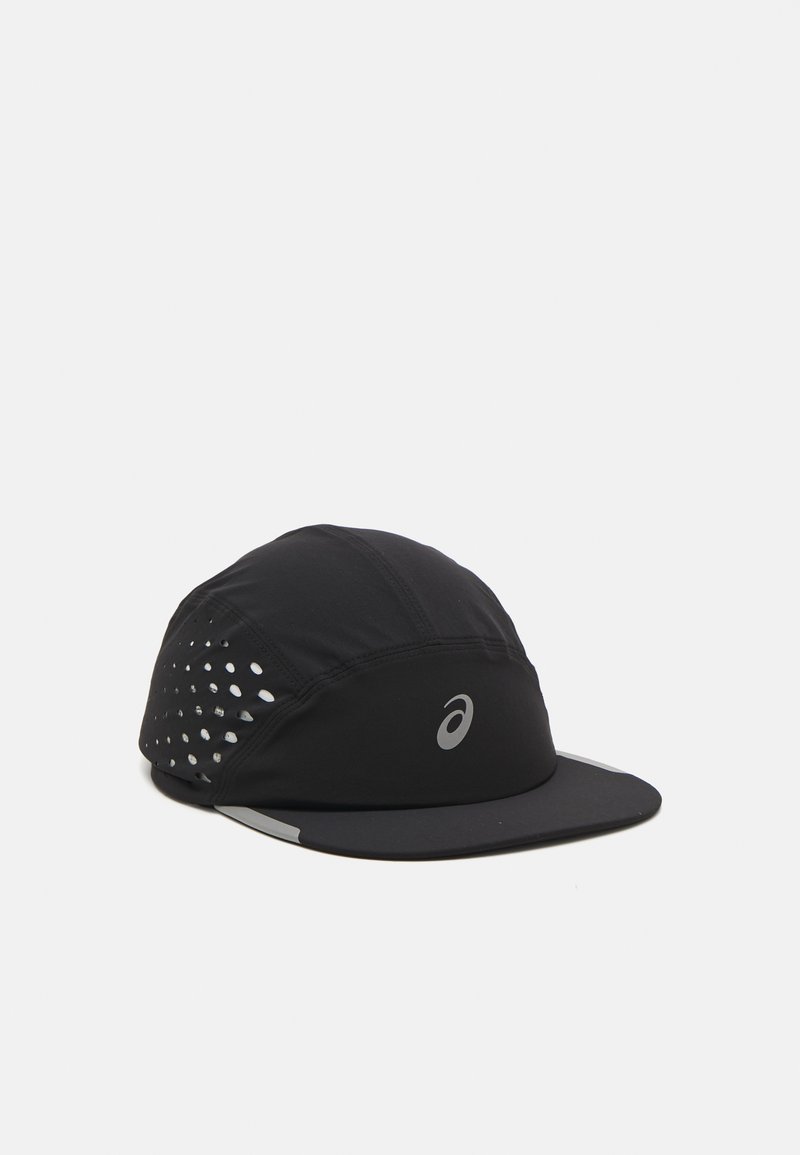 Casquette de course noire en tissu doux, avec des panneaux en maille sur les côtés, une visière courbée et des accents réfléchissants, y compris un logo à l'avant.