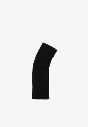 Écharpe noire tricotée repliée avec une légère courbe, texture lisse, et une petite étiquette rectangulaire près d'une extrémité sur un fond blanc.