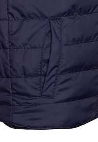 Tmavě modrá prošívaná péřová bunda vyrobená z látky, s horizontálním prošíváním a šikmou boční kapsou. Hladká textura.