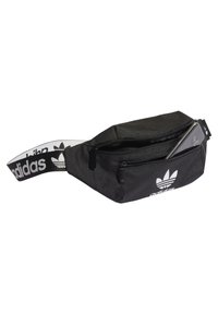 Sac banane Adidas noir avec logo blanc, sangle réglable avec marque, compartiment principal ouvert, et smartphone partiellement à l'intérieur de la poche avant.