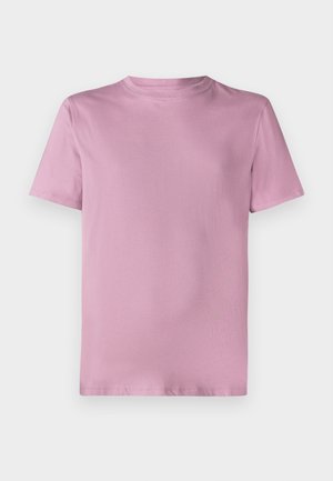 Roza bombažna majica s kratkimi rokavi in okroglim izrezom ter gladko teksturo. Preprost, neokrašen dizajn brez logotipov ali vzorcev.
