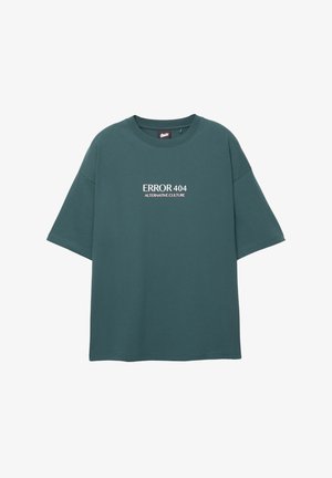 T-shirt a maniche corte verde scuro con la scritta "ERROR 404 ALTERNATIVE CULTURE" in bianco, realizzato in cotone e con una vestibilità comoda.