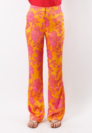 Pantaloni floreali in vivace arancione con motivi rosa, caratterizzati da un taglio dritto e tasche. Il materiale sembra morbido e leggero.