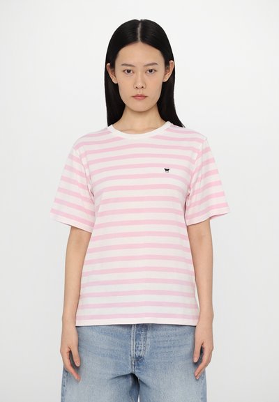 T-shirt rayé en coton rose clair et crème, à manches courtes, col rond, avec un petit logo noir sur la poitrine, coupe décontractée.