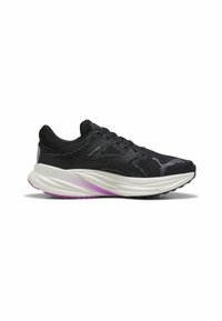 Chaussures de sport noires avec une tige en mesh, une semelle intermédiaire épaisse blanche et des accents violets. Présentent un design texturé et un bout arrondi.