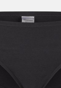 Zwarte katoenen bikinionderbroek met een gladde textuur. Bevat eenvoudige stiksels en een label bij de tailleband. Geen extra patronen of accenten.