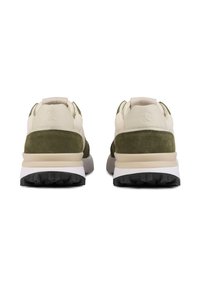 Sneakers in een beige en olijfgroene kleurstelling, met een gestructureerd suède bovenwerk, een gevoerde kraag en een wit en zwart rubberen zool.