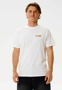 Hvid bomulds t-shirt med korte ærmer og rund hals. Har et lille, multifarvet "Rip Curl" logo på venstre bryst.