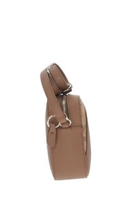 Borsa a tracolla in tessuto marrone con chiusura a zip, tracolla laterale e accessori in metallo. Forma compatta con design minimalista e accenti sottili.