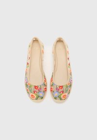 Bestickte Ballerinas aus beigem Stoff mit floralen Mustern in Pink, Rot und Blau. Strukturierte gewebte Jutesohle und glatte Innenauskleidung.