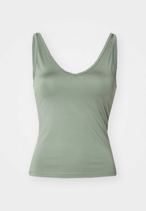 Camisola verde-oliva com decote em U, feita de um tecido liso e elástico. Apresenta alças finas e um silhueta justa.