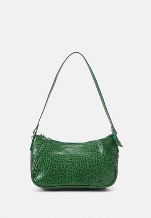 Pequeño bolso verde de hombro con textura de cocodrilo, cremallera superior curva y una sola correa.