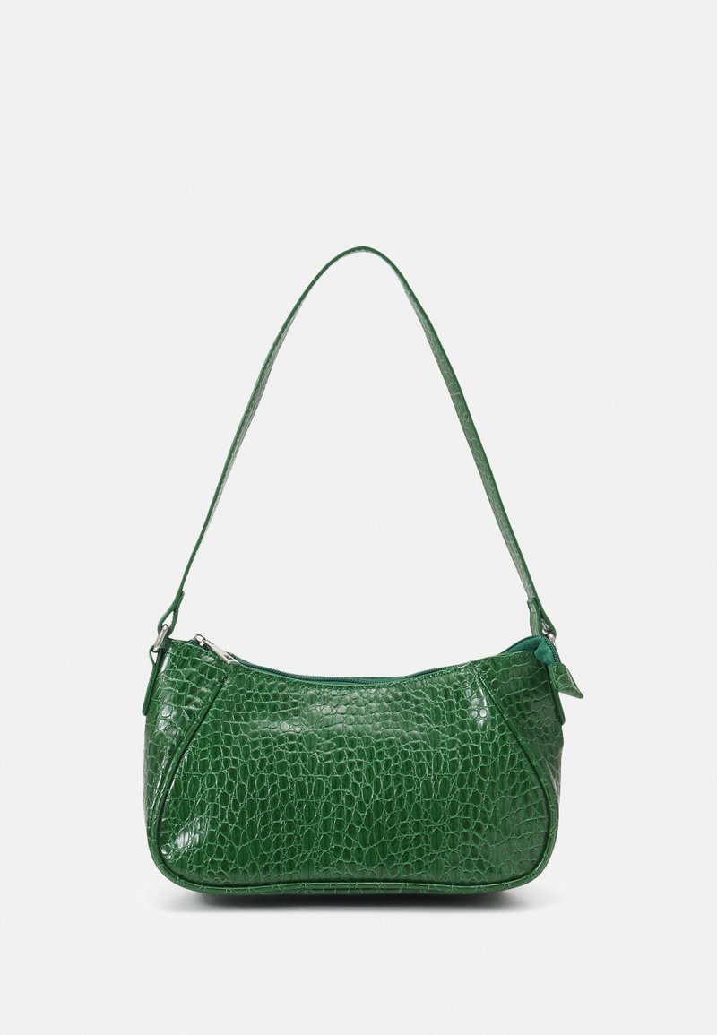 Petit sac à épaule vert avec une texture crocodile, fermeture éclair supérieure incurvée et une bandoulière unique.