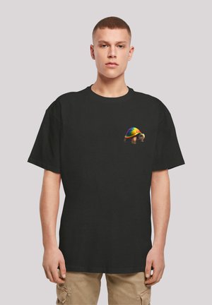 Schwarzes Baumwoll-T-Shirt mit kurzen Ärmeln, das ein buntes Grafikdesign einer Schildkröte auf der linken Brustseite zeigt. Lässige Passform und weicher Stoff.