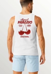 Weißes ärmelloses Tanktop mit roten grafischen Texten "Sweet Paraiso", Kirschen und "Addicted to Spring/Sommer" auf der Rückseite.