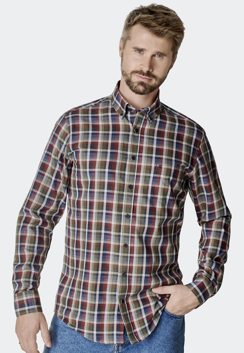Koszula w kratę z długim rękawem w wielu kolorach, w tym niebieskim, zielonym, czerwonym i białym; z kołnierzykiem zapinanym na guziki, przednią kieszenią i teksturowaną tkaniną.