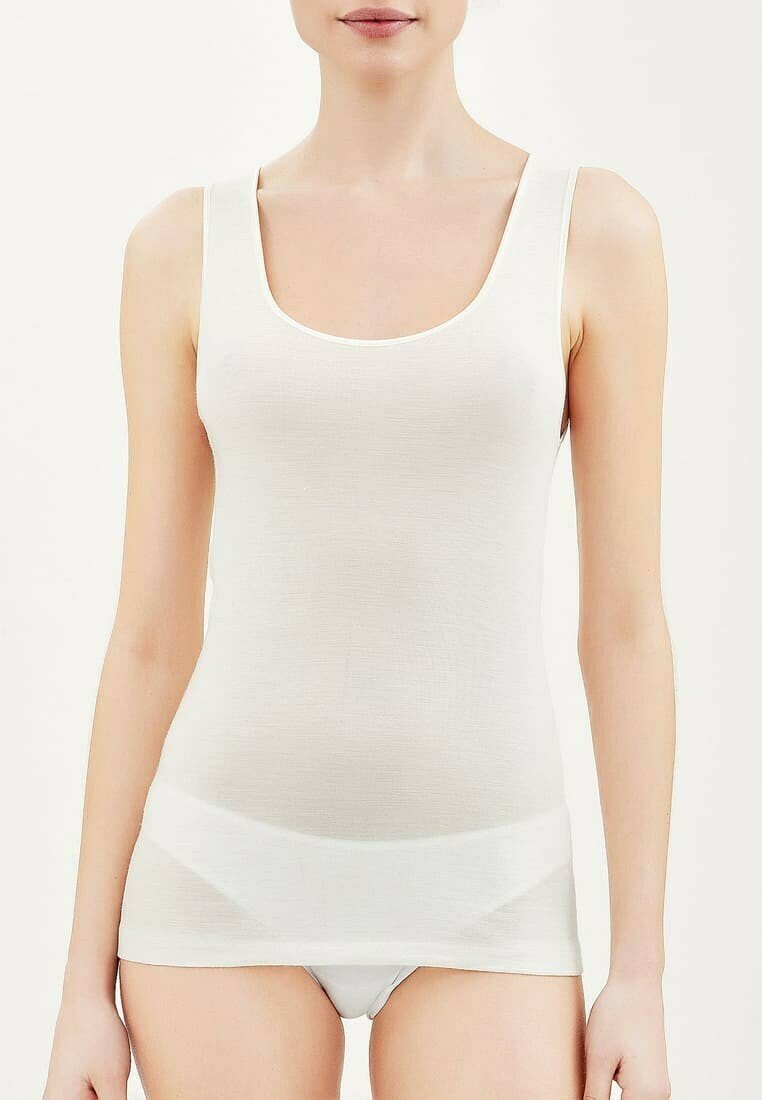 Canotta bianca senza maniche con scollatura a cerchio, realizzata in un tessuto liscio e elasticizzato. Ha una silhouette aderente e un design semplice.