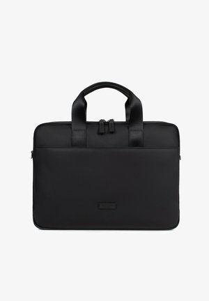 Czarna torba na laptopa wykonana z teksturowanej tkaniny, z dwoma uchwytami i zamkiem błyskawicznym. Zawiera etykietę z przodu. Prostokątny kształt.