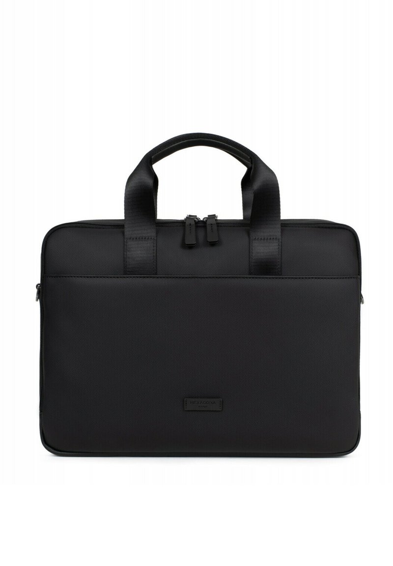 Zwarte laptoptas gemaakt van getextureerde stof, met twee handgrepen en een ritssluiting. Inclusief een label aan de voorkant. Rechthoekig ontwerp.