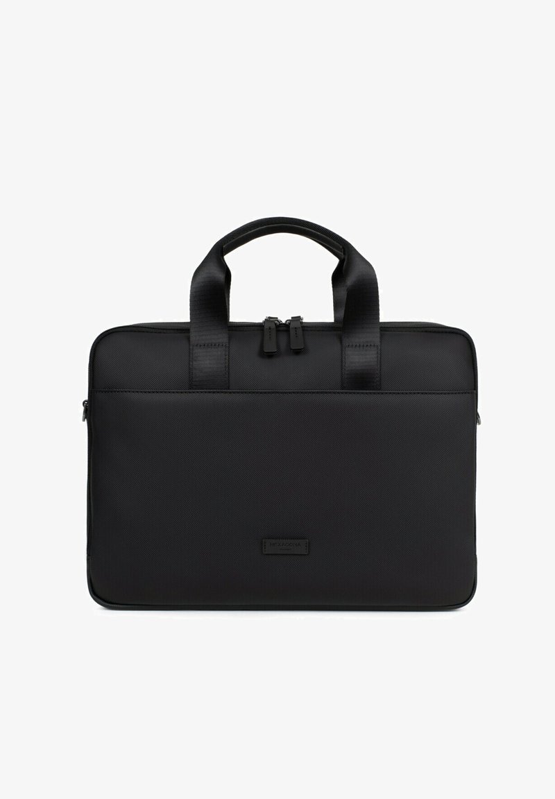 Zwarte laptoptas gemaakt van getextureerde stof, met twee handgrepen en een ritssluiting. Inclusief een label aan de voorkant. Rechthoekig ontwerp.