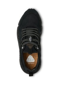 Sneaker nera con tomaia in tessuto testurizzato, suola maculata e lacci neri e bianchi. Soletta in sughero con dettagli floreali nel logo.