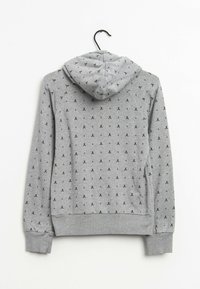 Un sweat à capuche gris avec un design à motifs de petits logos noirs. Il possède une capuche, des manches longues et des poignets côtelés. Tissu doux et texturé.
