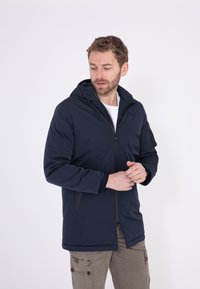 Marineblaue Kapuzenjacke mit einem Frontreißverschluss, elastischen Bündchen und einer Brusttasche. Glatte Textur, lässiges Design und verstellbare Kordeln.