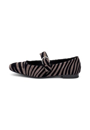 Ballet flat a strisce nere e beige realizzato in suede, dotato di una fascia frontale con fibbia circolare e tacco basso e piatto.