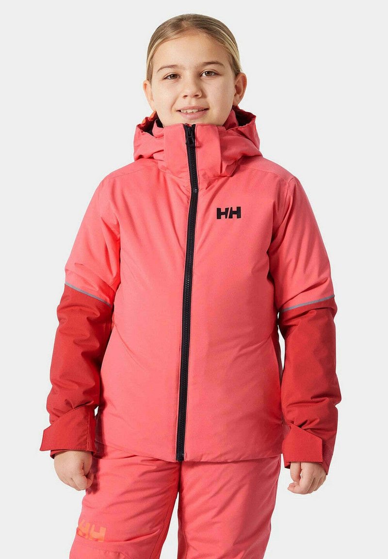 Giacca isolante rosa con chiusura a zip, cappuccio e logo nero. Presenta dettagli rossi sulle maniche e strisce riflettenti. Texture liscia.