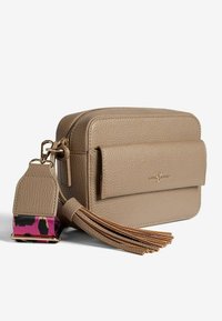 Borsa a tracolla in pelle beige texture con pattina anteriore, accessori in oro e una tracolla removibile con un motivo rosa e nero, completa di frange.