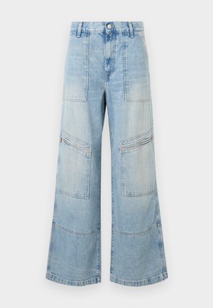 Pantalones vaqueros azul claro de pierna ancha con grandes bolsillos delanteros de parche y bolsillos horizontales con cremallera en los muslos.