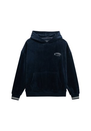Sweat à capuche bleu marine en tissu doux avec une poche avant. Présente un logo "SUPERDRY" blanc et des poignets rayés à l'ourlet.