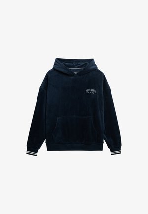 Navyblauwe hoodie gemaakt van zachte stof met een voorzak. Voorzien van het witte "SUPERDRY" logo en gestreepte boorden aan de onderkant.