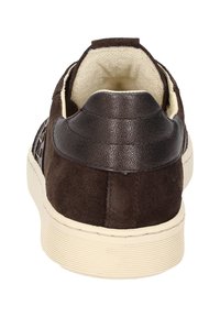 Basket en daim marron avec un empiècement de talon en cuir marron foncé, doublure intérieure crème et semelle blanc cassé, vue de l'arrière.