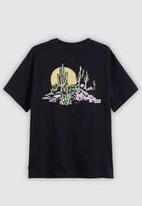 Svart bomull t-skjorte med et fargerikt ørkenlandskap-design med kaktuser og en sol på baksiden. Levi's-logo på kanten.