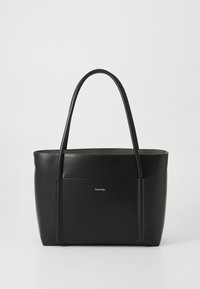 Borsa a tote nera in pelle con due manici lunghi, forma strutturata e tasca frontale. Presenta un piccolo logo bianco sul davanti.