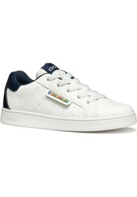 Sneaker in pelle bianca con accentuazioni blu navy, design con lacci, lati perforati e logo colorato di "Super Mario" sul lato. Suola texturizzata.