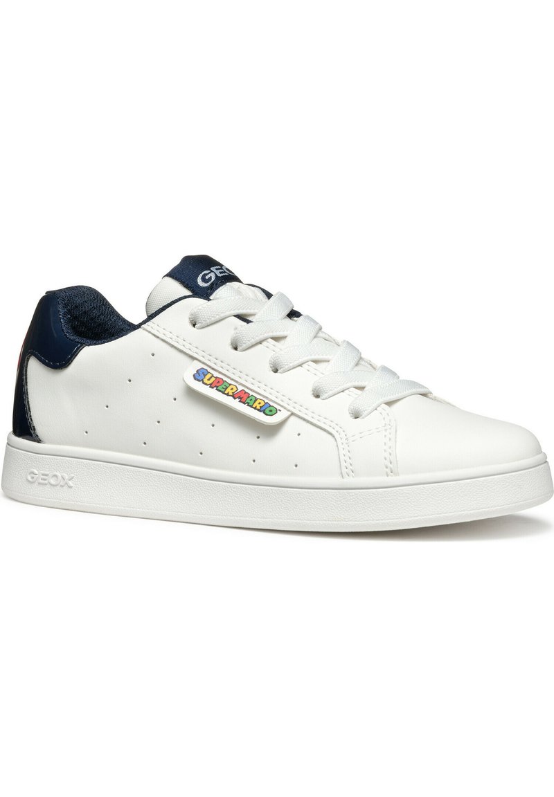 Baskets en cuir blanc avec des accents bleu marine, design à lacets, côtés perforés et logo coloré "Super Mario" sur le côté. Semelle texturée.