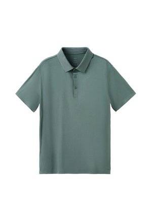 Polo de hombre de manga corta en verde apagado, con cuello y tapeta de dos botones, mostrado sobre un fondo blanco.