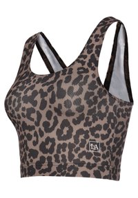 Sport bra s leopard uzorkom, s preklopnim trakama na leđima, izrađen od rastezljivog materijala s glatkom teksturom i crnim naglascima. Logo prikazan na dnu.