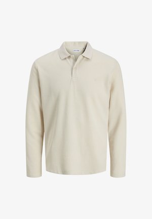 Beige langærmet polo skjorte lavet af tekstureret stof, med krave, tre-knaps lukning og tonet logo på brystet.