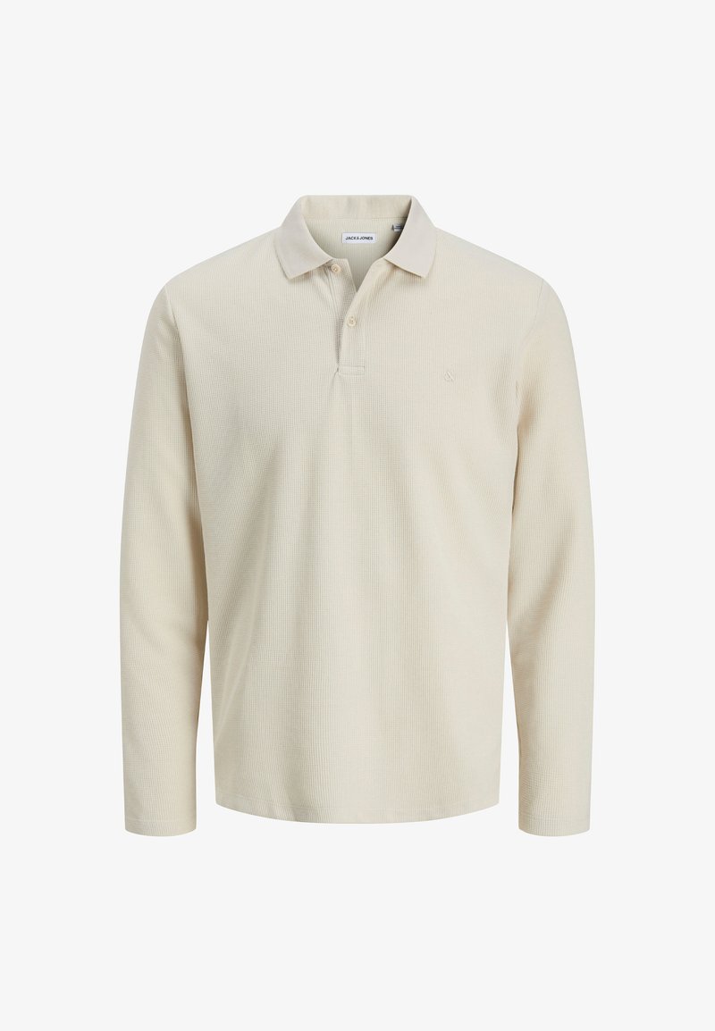 Beige langærmet polo skjorte lavet af tekstureret stof, med krave, tre-knaps lukning og tonet logo på brystet.