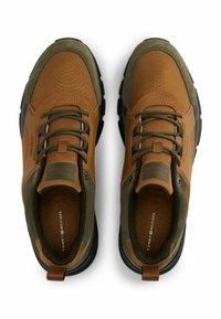 Zapatillas con parte superior de tela marrón y verde oliva, acentos de ante texturizado, suela de goma negra, cordones y detalle del logo en la lengüeta.