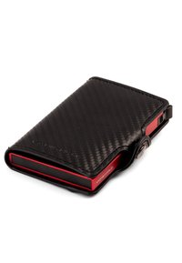 Portofel compact din fibră de carbon texturată neagră cu accente roșii, închidere cu buton tip snap și un design subțire, modern.