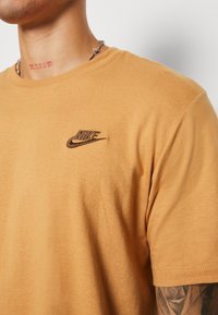 Nike Sportswear CLUB TEE - T-shirt básica - gold