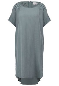 Světle šedé šaty s kulatým výstřihem, krátkými rukávy a dekorativními výřezy na rameni. Texturovaná tkanina s volným střihem.