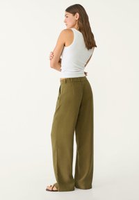 Stradivarius STRAIGHT-LEG SMART WITH PLEATS - Pantalon classique - khaki