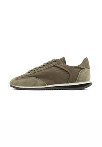 Sneaker in suede marrone e nylon con accenti testurizzati, chiusura con lacci, profilo basso e suola in gomma. Caratterizzato da un collarino e una linguetta imbottiti.