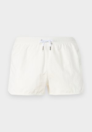 Shorts de bain blancs en tissu léger, avec une taille élastique dotée d'un cordon de serrage et d'accents en métal argenté.